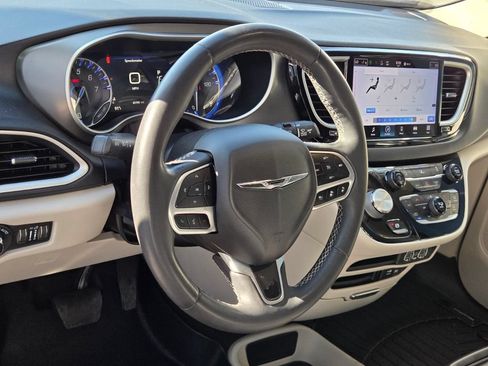 Used 2022 Chrysler Pacifica Touring-L FWD image 22