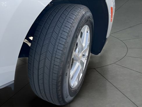 Used 2022 Chevrolet Equinox LT w/ LPO, Floor Liner Package image 39