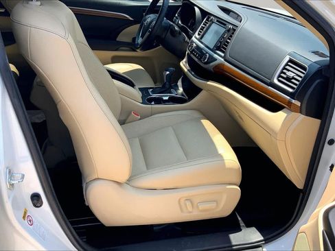 Used 2017 Toyota Highlander Limited FWD image 9