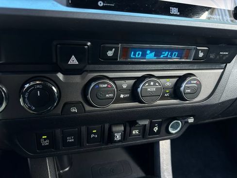 Used 2020 Toyota Tacoma TRD Off-Road w/ TRD Premium Off Road Package AWD/4WD image 30