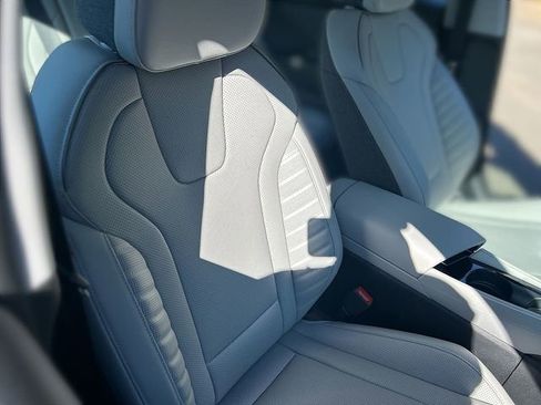 New 2025 Hyundai Elantra Limited FWD image 19
