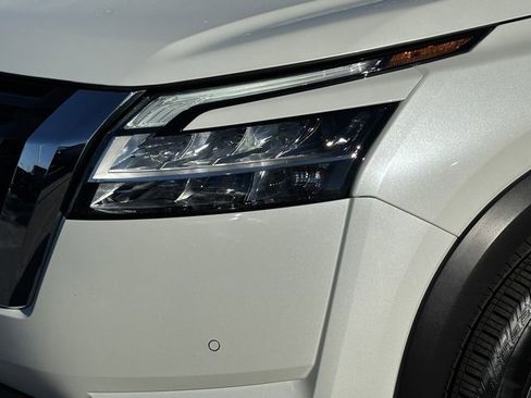 Certified 2023 Nissan Pathfinder SL w/ Lighting Package (N92) image 9