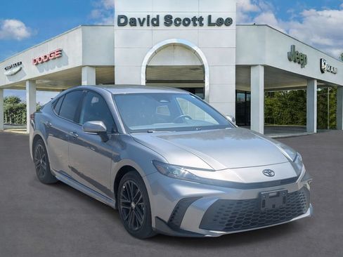 Used 2025 Toyota Camry SE AWD/4WD image 29