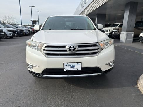 Used 2012 Toyota Highlander SE w/ Tow Pkg image 2