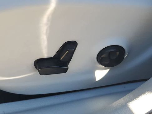 Used 2021 Jeep Cherokee Latitude Lux w/ Comfort/Convenience Group image 5