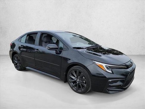 Used 2025 Toyota Corolla SE image 3