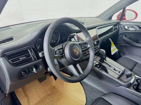 Certified 2025 Porsche Macan image 4