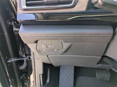 Used 2024 Volkswagen Atlas SE w/ Panoramic Sunroof Package image 16