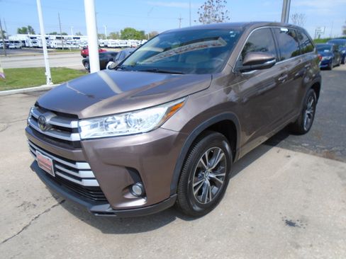 Used 2018 Toyota Highlander Plus FWD image 6