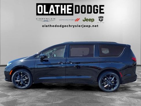 New 2026 Chrysler Pacifica Limited AWD/4WD image 20