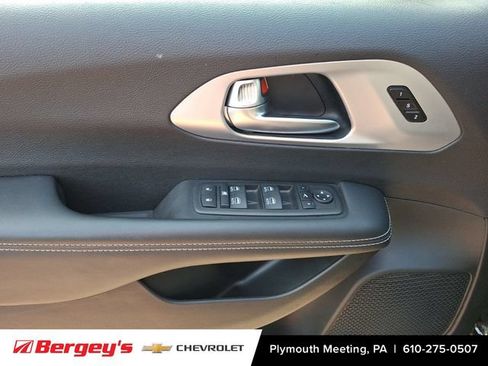 Used 2026 Chrysler Pacifica Limited w/ S Appearance Package FWD image 16