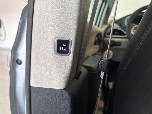 Used 2024 Chrysler Pacifica Touring-L FWD image 41