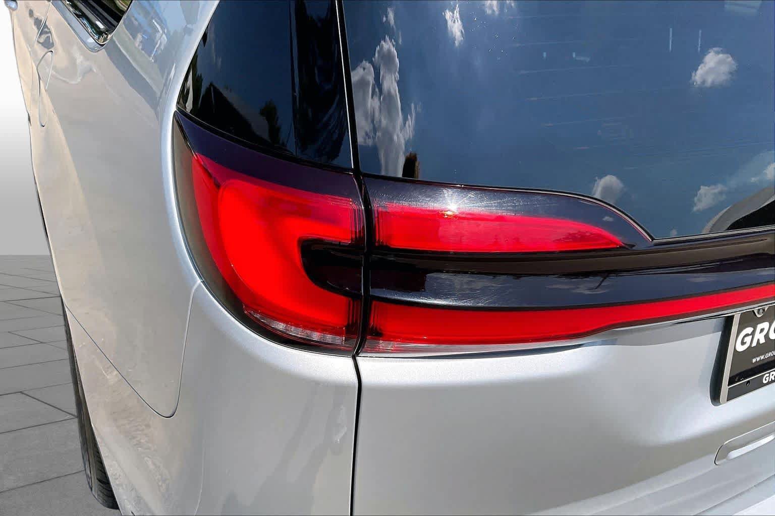 Used 2024 Chrysler Pacifica Touring-L FWD image 27
