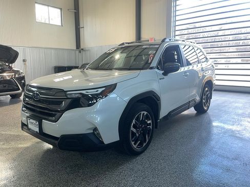 Used 2025 Subaru Forester Premium image 3