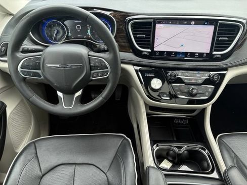 Used 2023 Chrysler Pacifica Limited FWD image 3