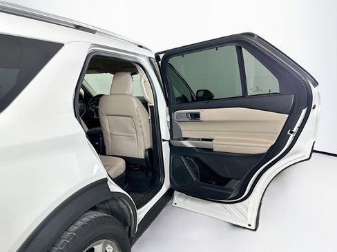 Used 2021 Ford Explorer Limited image 32