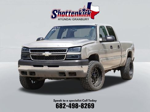 Used 2005 Chevrolet Silverado 2500 LS w/ Heavy-Duty Power Package AWD/4WD image 1