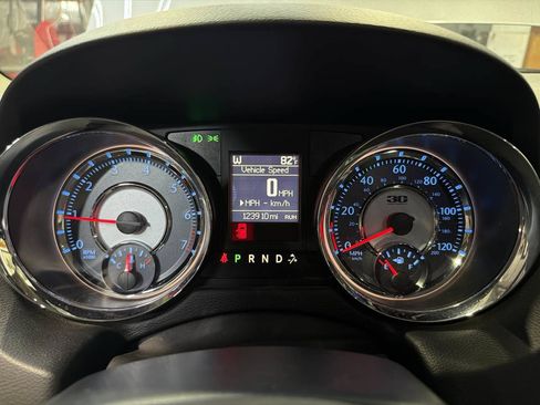 Used 2014 Chrysler Town & Country Touring-L FWD image 19