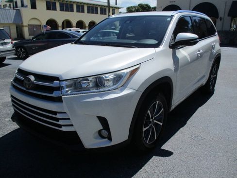 Used 2017 Toyota Highlander XLE FWD image 4