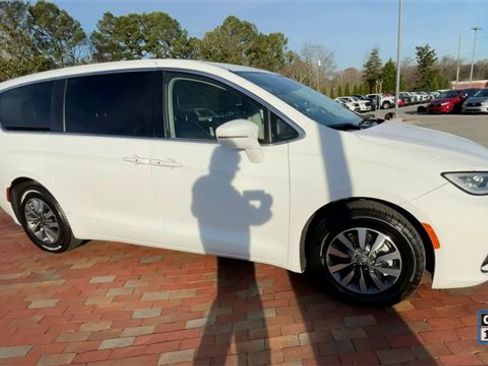 Used 2022 Chrysler Pacifica Touring-L image 3