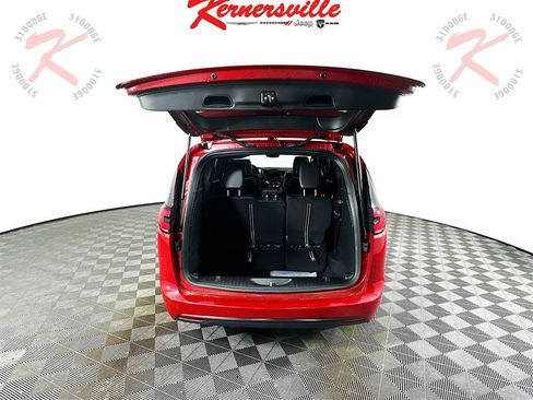 New 2026 Chrysler Pacifica Limited w/ Uconnect Theater Family Group image 16