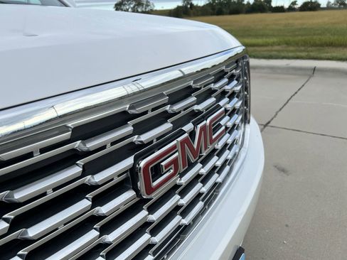 Used 2019 GMC Yukon Denali w/ Enhanced Security Package image 24