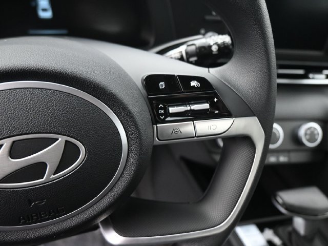 Used 2026 Hyundai Elantra SE FWD image 21