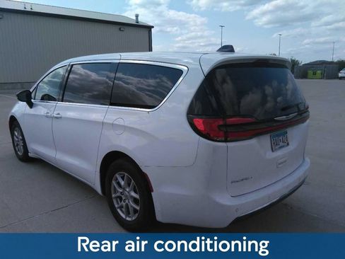 Used 2024 Chrysler Pacifica Touring-L FWD image 8