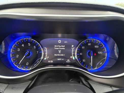 Used 2018 Chrysler Pacifica Limited image 32