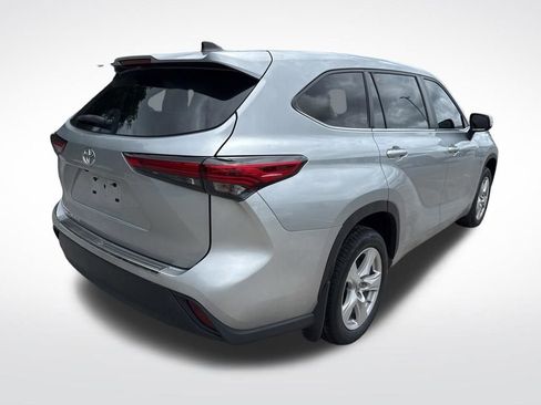 Used 2023 Toyota Highlander L FWD image 2