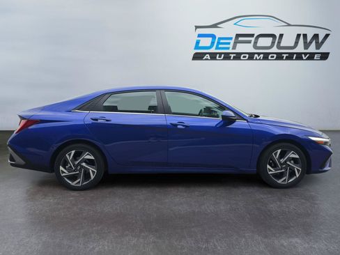 Used 2025 Hyundai Elantra SEL FWD image 2