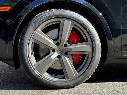 Used 2025 Porsche Cayenne Turbo AWD/4WD image 13