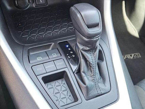 Used 2021 Toyota RAV4 XLE w/ Convenience Package FWD image 15