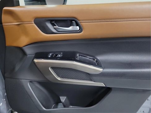 Used 2024 Nissan Pathfinder Platinum image 15