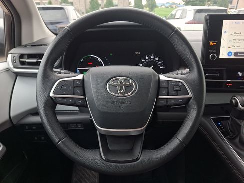 Certified 2025 Toyota Sienna XLE FWD image 22