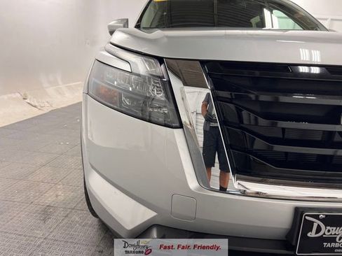 Used 2025 Nissan Pathfinder SV FWD image 11
