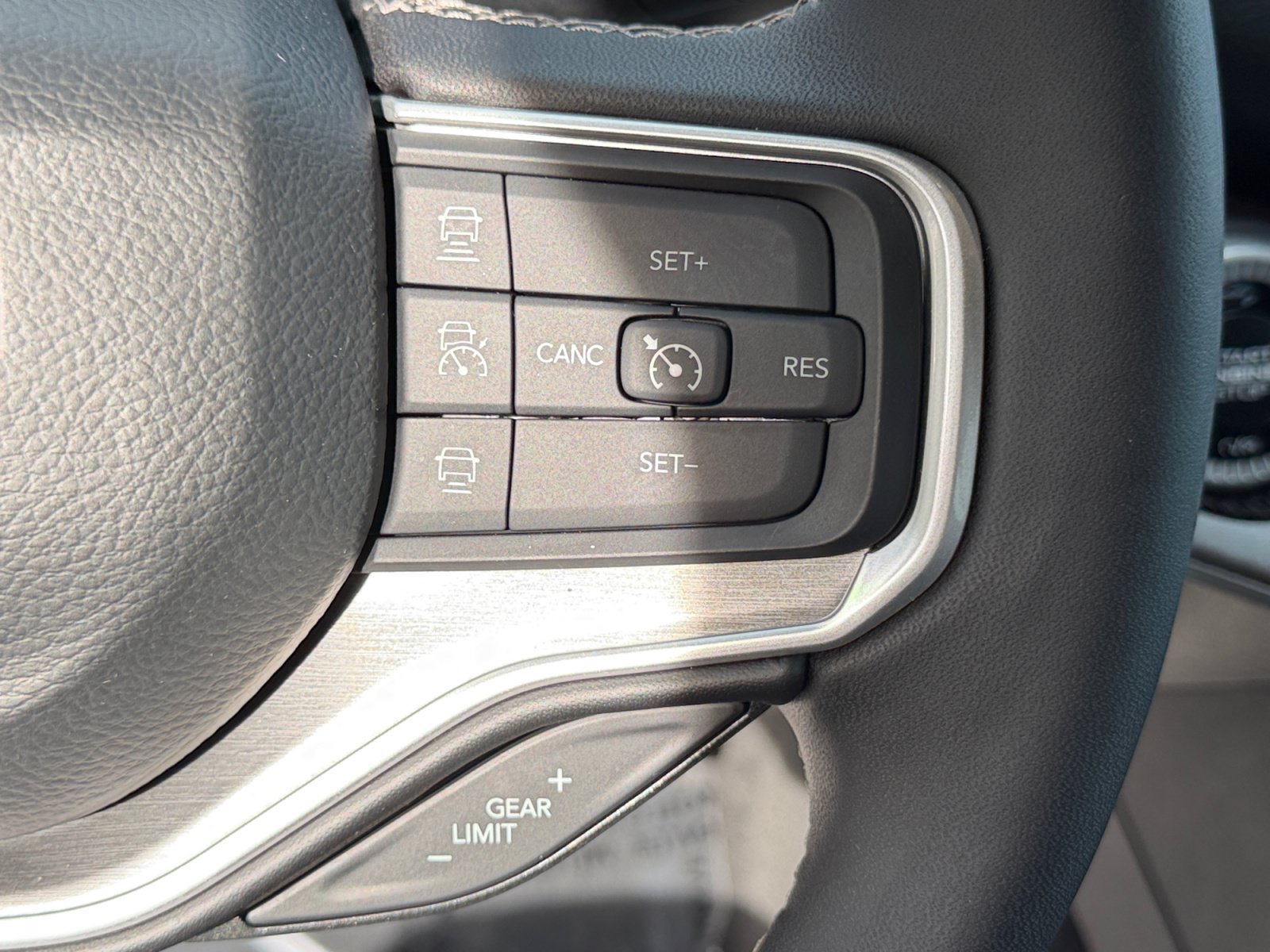 Used 2025 Jeep Wagoneer Series II AWD/4WD image 40