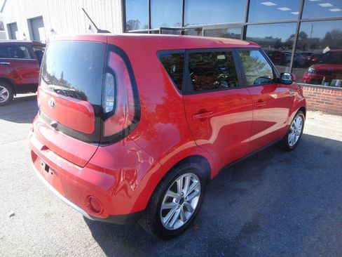 Used 2017 Kia Soul + image 6