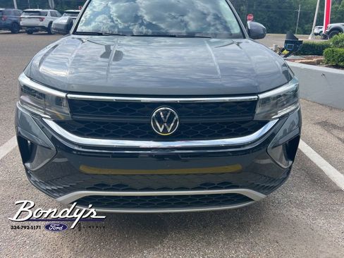 Used 2024 Volkswagen Taos SE FWD image 2
