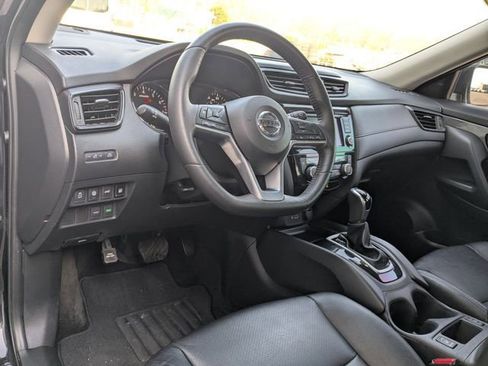Used 2019 Nissan Rogue SV image 2