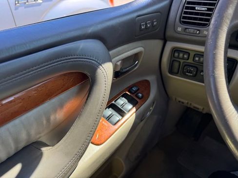 Used 2005 Lexus LX 470 4WD image 34