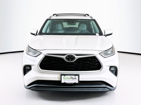 Used 2020 Toyota Highlander XLE FWD image 2