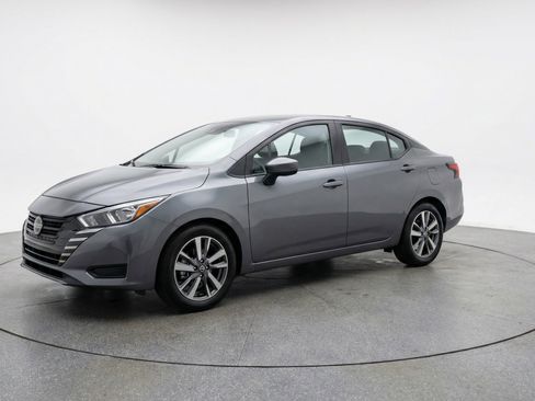 Used 2025 Nissan Versa SV image 3