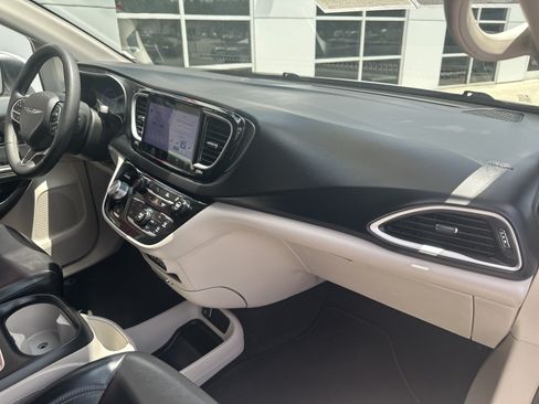 Used 2023 Chrysler Pacifica Touring-L FWD image 30