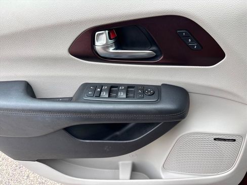 Used 2019 Chrysler Pacifica Limited w/ Advanced Safetytec Group FWD image 20