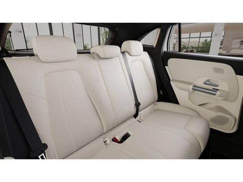 Used 2026 Mercedes-Benz GLA 250 4MATIC image 5