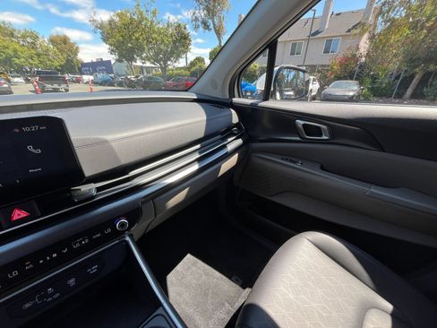 Used 2026 Kia Carnival FWD image 33