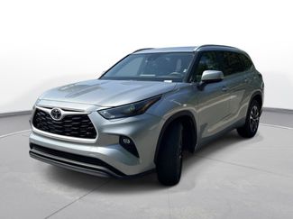 Certified 2025 Toyota Highlander XLE FWD video 2