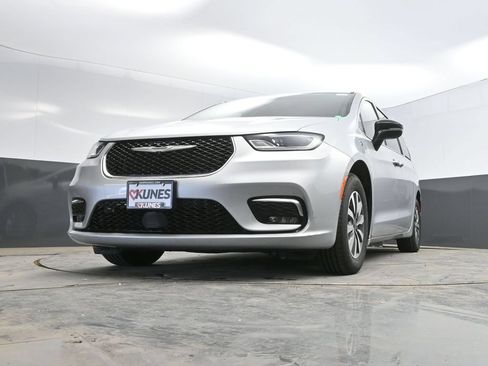 Used 2024 Chrysler Pacifica Limited FWD image 34