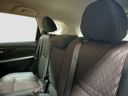 Used 2018 Nissan Rogue S image 22